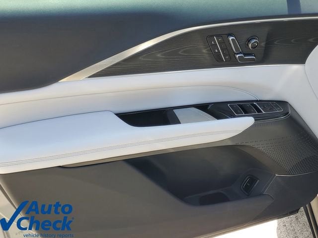 2024 Cadillac LYRIQ Luxury 1